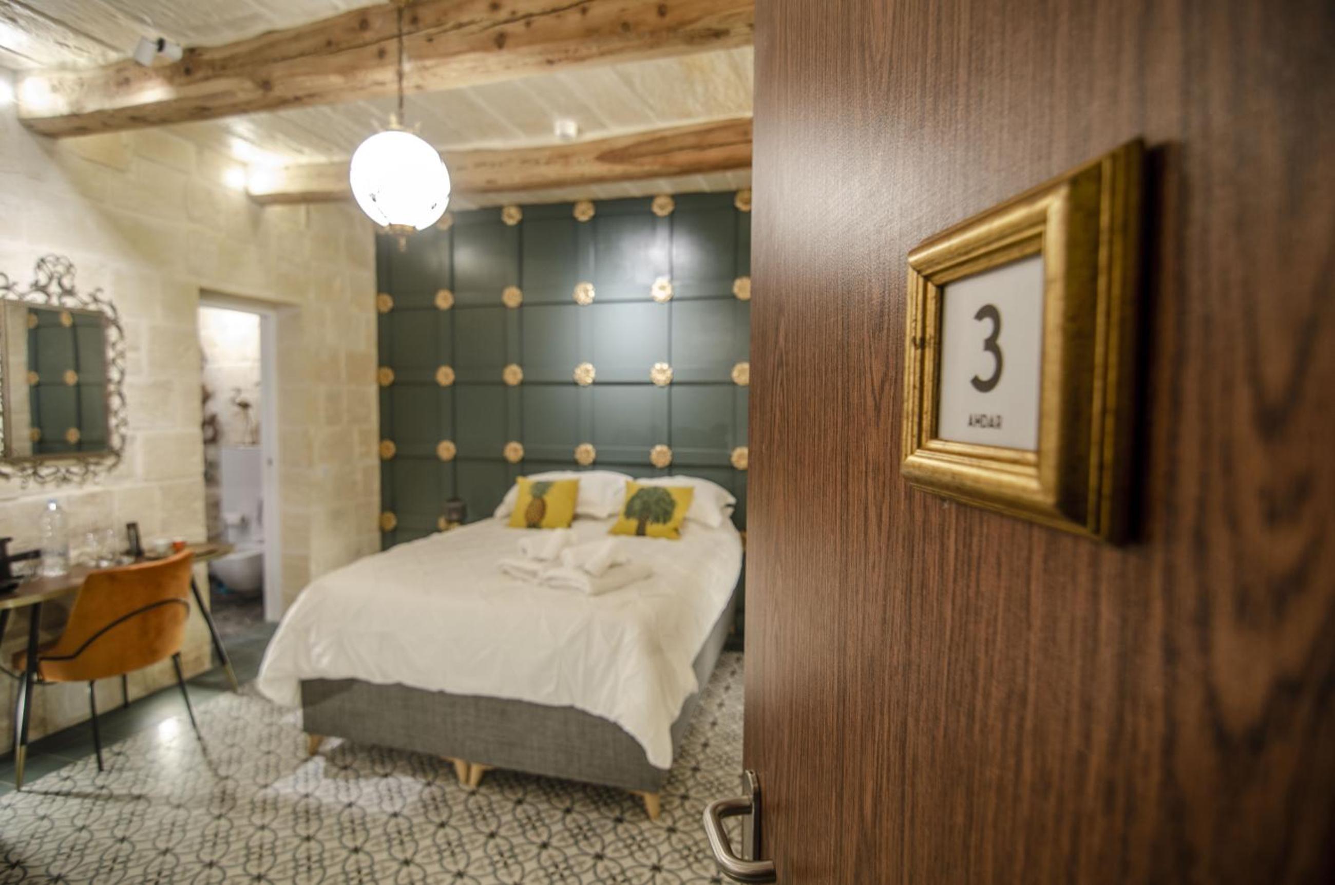 Deluxe Double Room with Bath at Senglea Suites